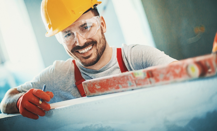 homem reduzindo custo de construção